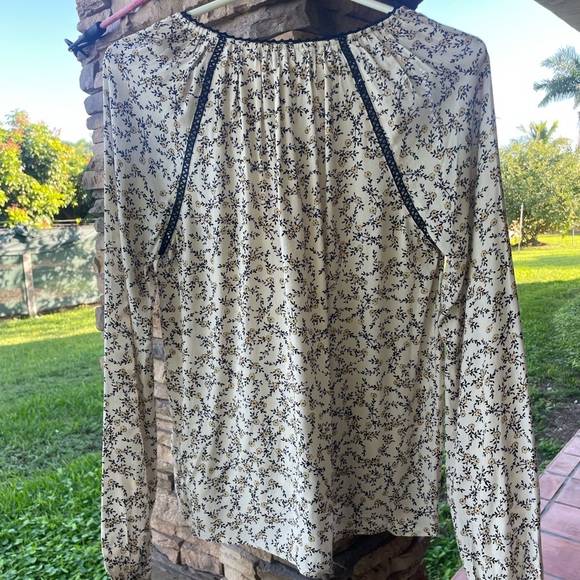 Cupcakes and Cashmere-Cream Floral Blouse NEW, SMALL - Picture 4 of 7